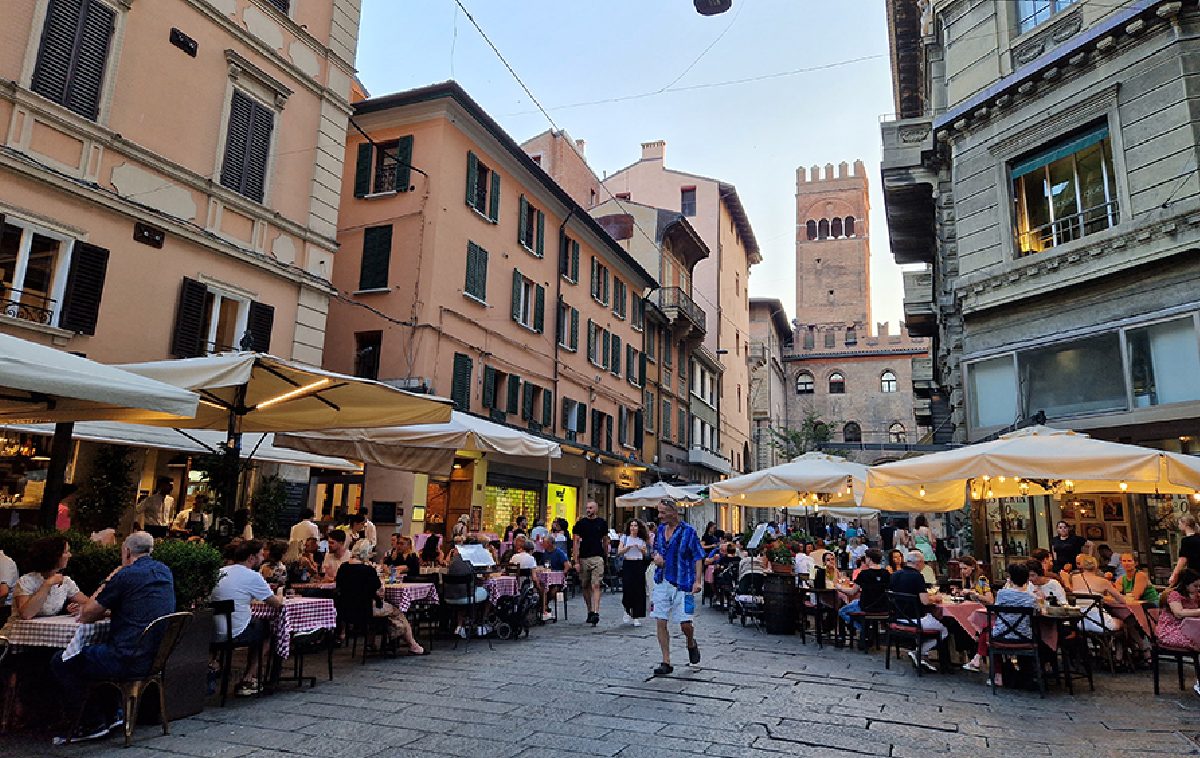 La vita quotidiana in Piazza Maggiore: eventi e atmosfere