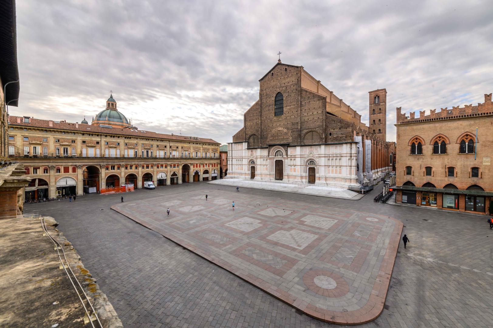 L'esterno di Piazza Maggiore: palazzi, portici e scorci da fotografare