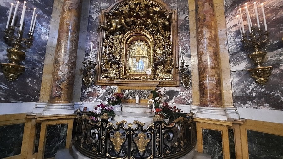 L'interno del Santuario di Madonna di San Luca: navate, cappelle e icona